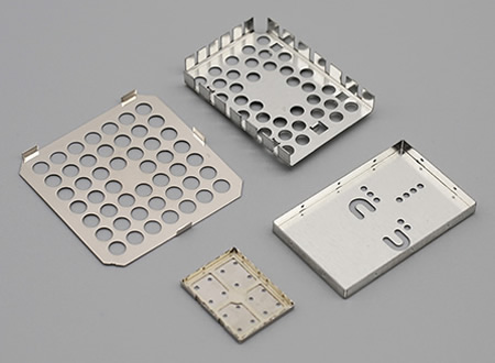 孔径公差+/-0.01mm内,位置度<0.01mm,孔壁光滑,表面粗糙度(Ra)在0.4um以内,精确匹配雷达的工作频段(76-81GHz)信号插入损耗<0.5dB,屏蔽效能SE>30dB。