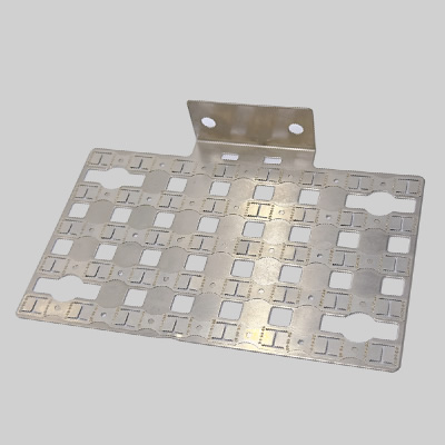 通过材料与设计协同，优选高导铜/铝合金，利用微米级精密制造保证极致的平面度（≤0.05mm）和连接精度，确保低接触电阻和卓越的载流能力。