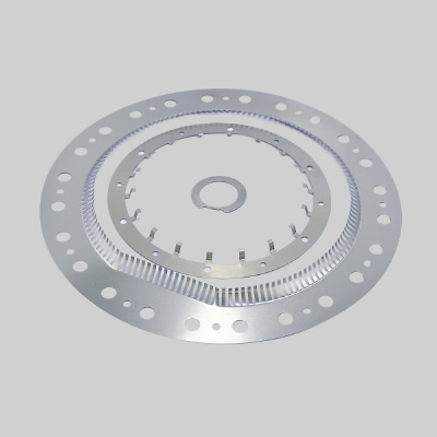 采用特殊的波纹或Z型结构设计，像弹簧一样有效吸收振动与热胀冷缩应力，保护电芯极柱，大幅提升电池包循环寿命.其抗疲劳性能通过数万次的可靠性保障测试验证。