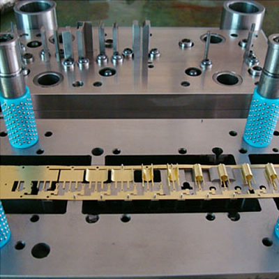 核心竞争力源于25年深耕的专业模具技术团队。模具是冲压工艺核心，我们凭借优选材料，精密设计（含模内应力分析）.慢走丝加工，结合SPC过程控制及IATF 16949/1SO13485体系保障，实现批量生产微米级公差控制与超长模具寿命。