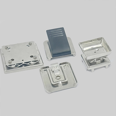 采用电化学研磨，磁力研磨工艺，在模具设计阶段精准控制冲裁间隙，采用负间隙冲裁，从源头减少毛刺；冲压后进行去毛刺处理保证无锐边，再对工件表面100%全检，筛除划痕，毛刺及光洁度不达标的产品，保障交付零件均符合医疗级或光学级表面标准。