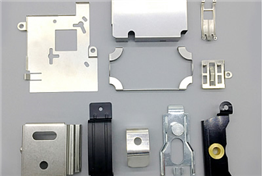 采用铝或钛合金复合材料，精准匹配材料性能与减重目标，在非关键受力区域进行掏空、开孔，去除冗余质量，将原多个零件改为一体化设计，通过微米级制造实现高精度与低精配误差。