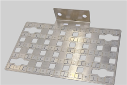 通过材料与设计协同，优选高导铜/铝合金，利用微米级精密制造保证极致的平面度（≤0.05mm）和连接精度，确保低接触电阻和卓越的载流能力。