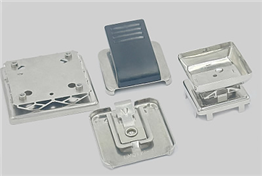 采用电化学研磨，磁力研磨工艺，在模具设计阶段精准控制冲裁间隙，采用负间隙冲裁，从源头减少毛刺；冲压后进行去毛刺处理保证无锐边，再对工件表面100%全检，筛除划痕，毛刺及光洁度不达标的产品，保障交付零件均符合医疗级或光学级表面标准。